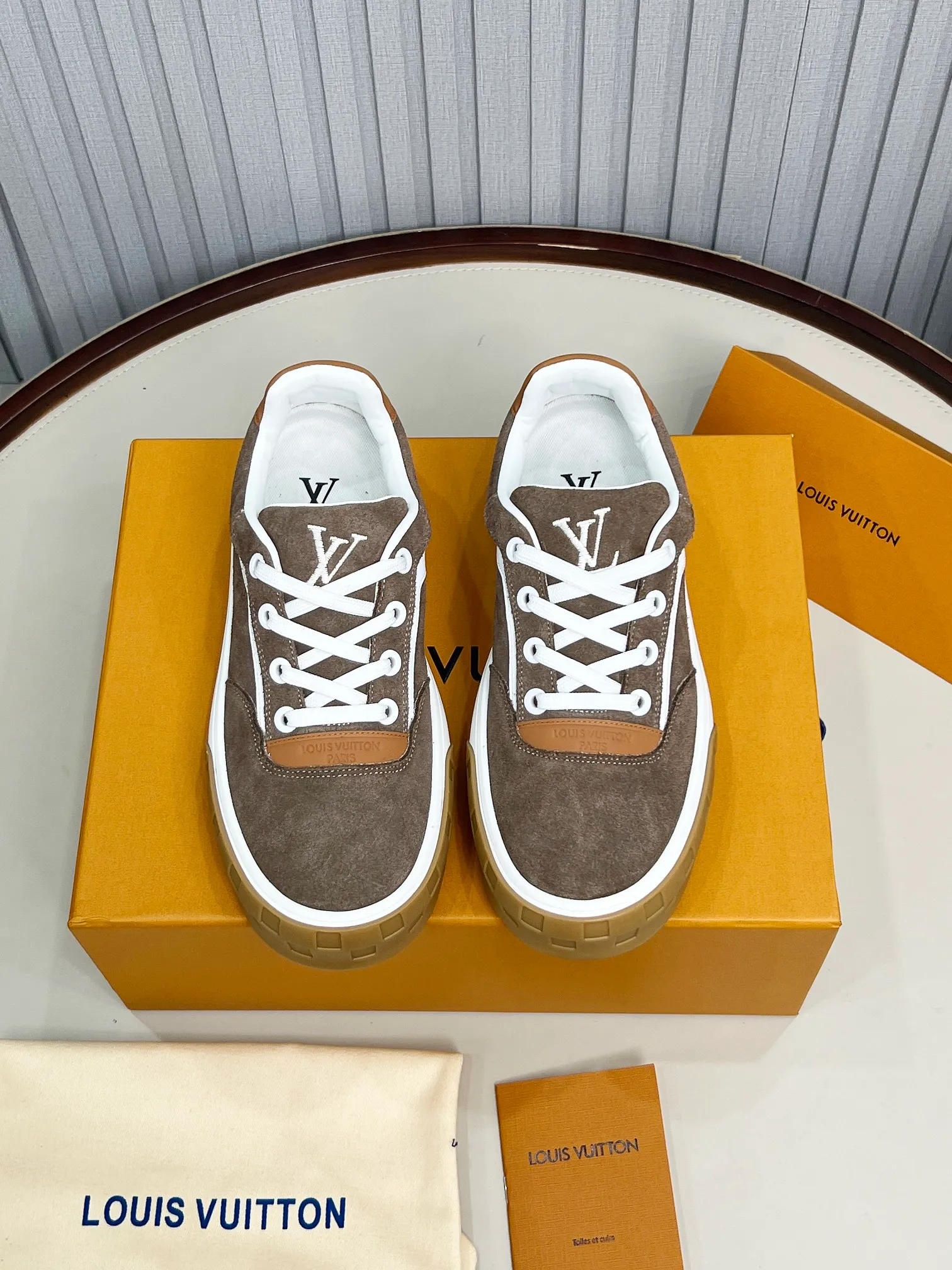 p620💰Men's shoes ❤️❤️❤️Top version LV-Louis Vuitton-Classic catwalk new style Air glue process·Original 1:1 development and reproduction! ! The upper foot is very comfortable. It is made of luxurious materials and fine workmanship. The midsole is printed with English letters "Made in Europe". The upper is made of calfskin imported from Italy. The side is decorated with the brand's LOGO and signature. The latest latex foot pads and mesh lining make the foot feel super comfortable. The original two-color TPU combination outsole is specially provided by the original factory. Bag technology Goodyear stitched edges Fabric: Exclusive custom first-layer cowhide Accessories: Exclusive private model Vuitton logo, lining: Customized silk mesh lining - first-layer silk cowhide lining Outsole: TPU combination outsole wear-resistant, non-slip and anti-yellowing Foot pads: new latex pads-mesh sweat-absorbent Counter technology: fully computerized sewing machine wire drawing Toe box back cover Hot and cold shaping Full set of pull-top last with medium and low logo pattern Code number 39-45